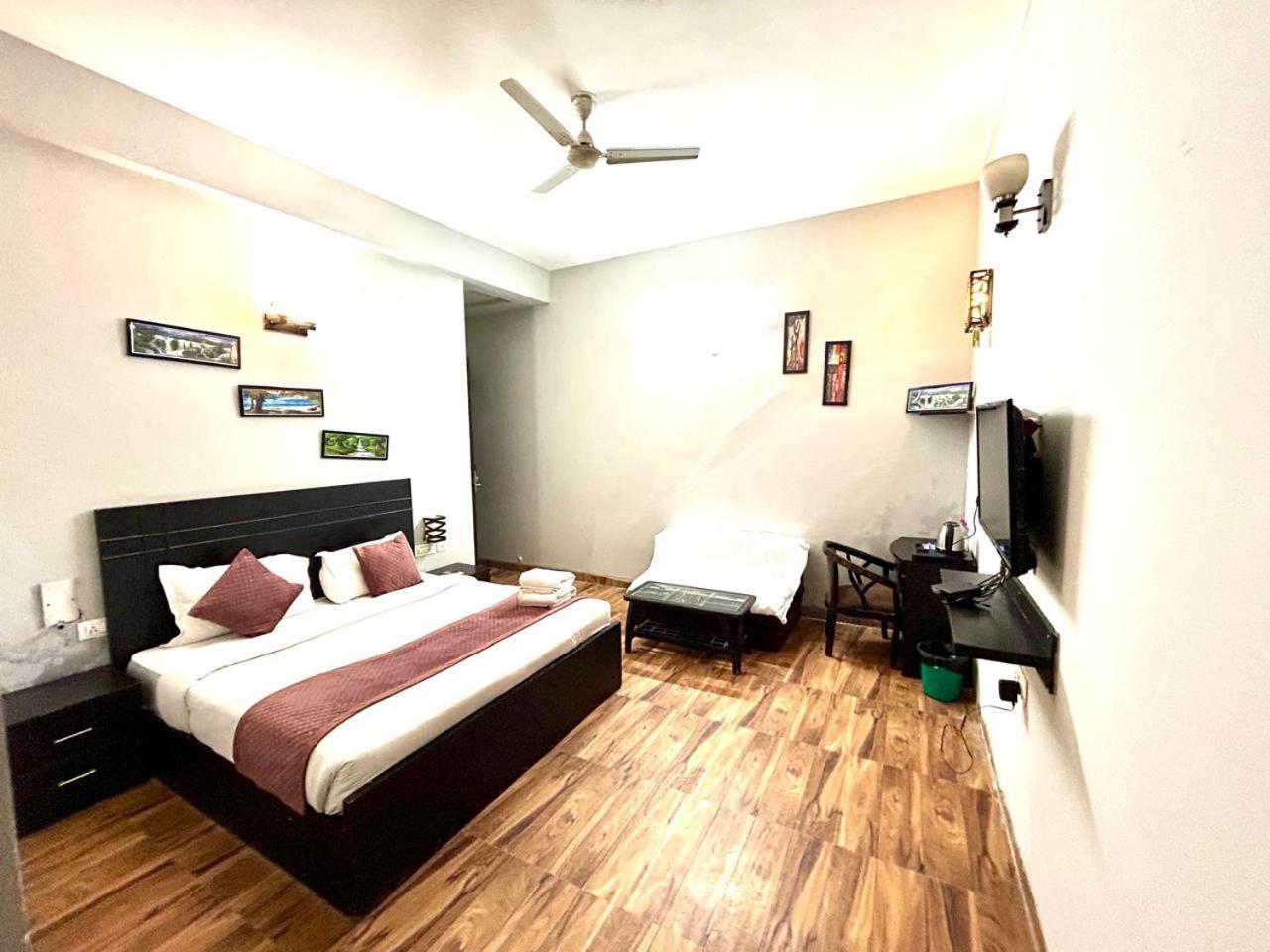 Anandan Citrine Hotel Vrindāvan Buitenkant foto