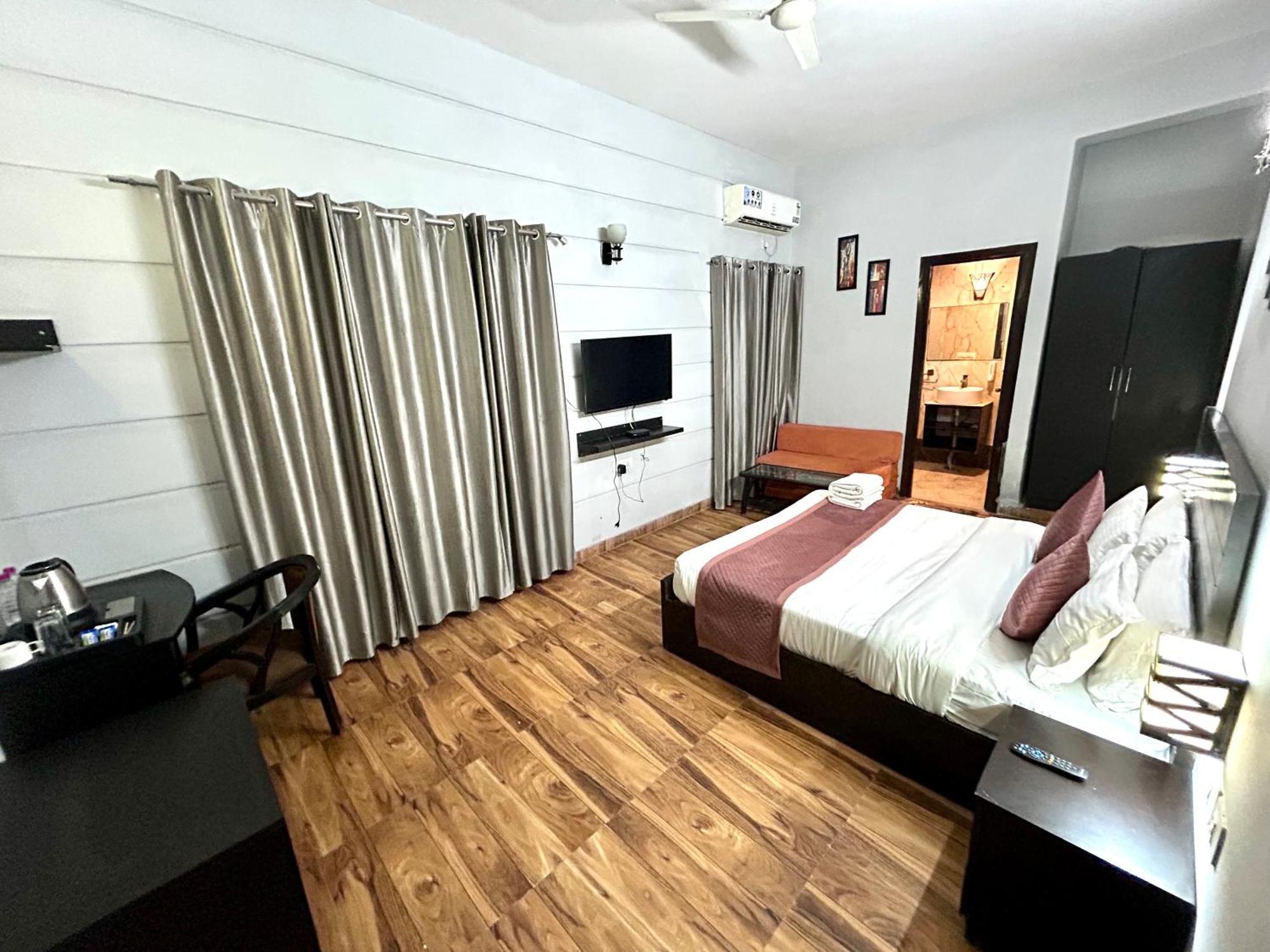Anandan Citrine Hotel Vrindāvan Buitenkant foto